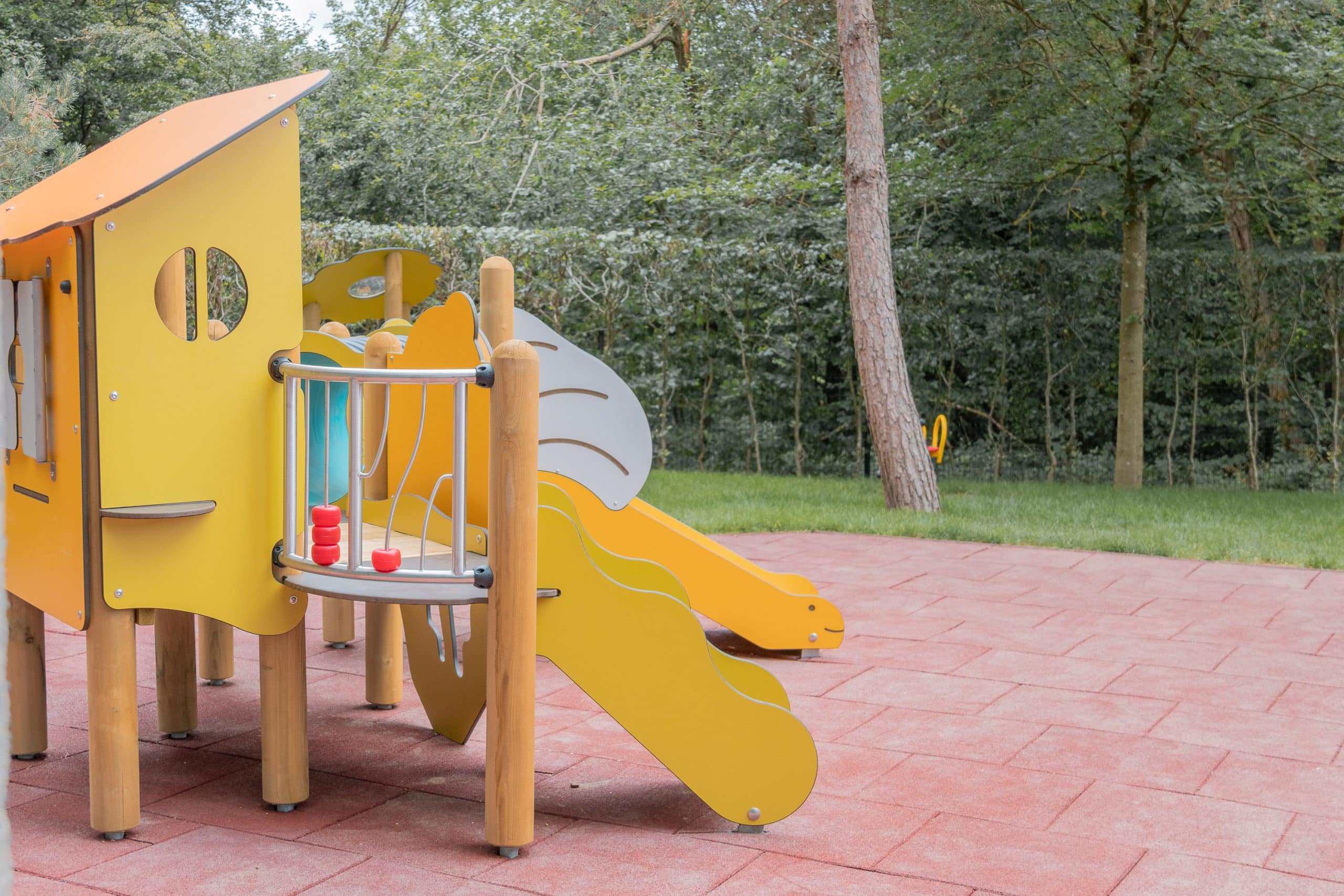 le jardin de notre crèche L'Enfant Roi Howald qui se trouve en bordure de forêt au Luxembourg