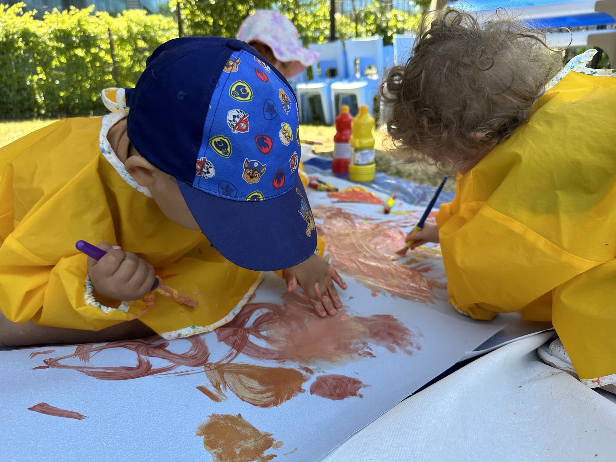 des enfants qui font une activité peinture dans notre crèche L'Enfant Roi Europe, en plein coeur du quartier Kirchberg au Luxembourg.