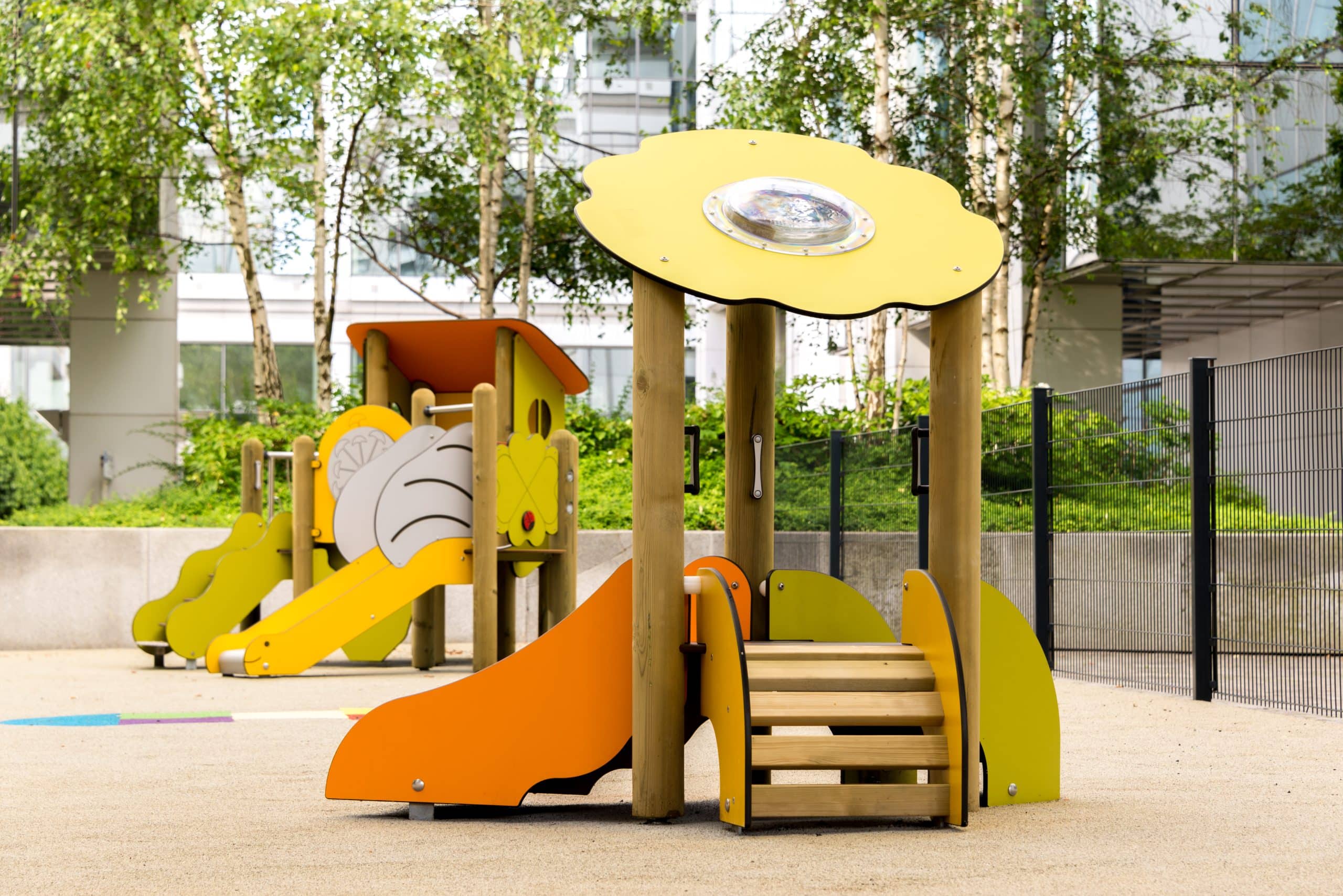 le jardin de notre crèche L'Enfant Roi JFK située en plein cœur du quartier Kirchberg au Luxembourg