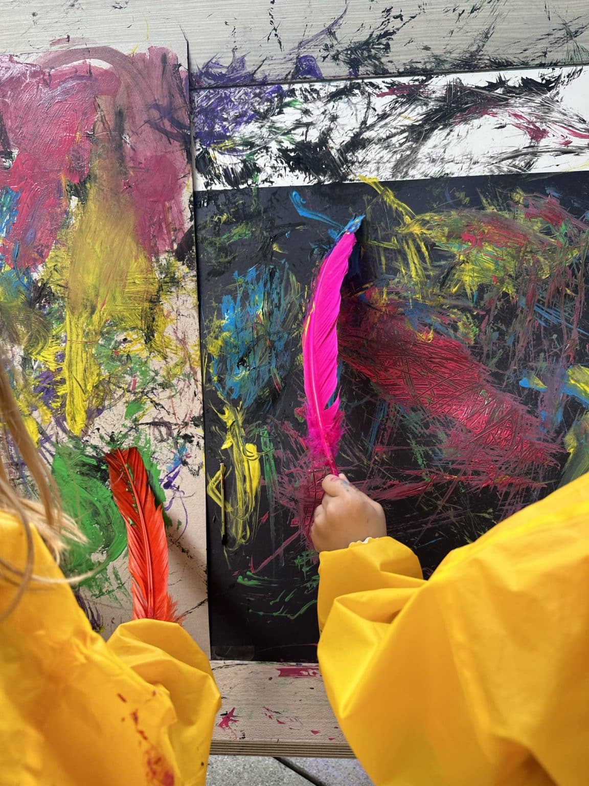 activité artistique avec des plumes et de la peinture dans la crèche L'Enfant Roi Weimershof du Kirchberg.