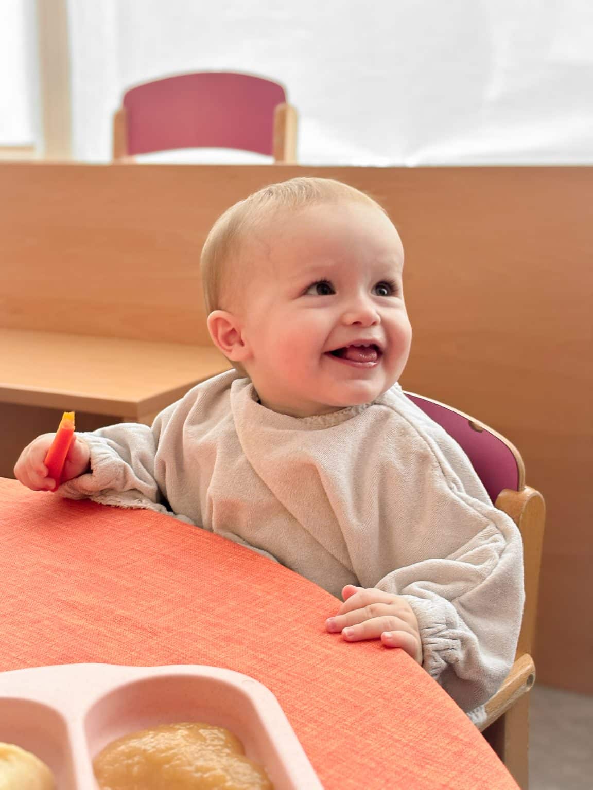 un bébé au repas en crèche L'Enfant Roi