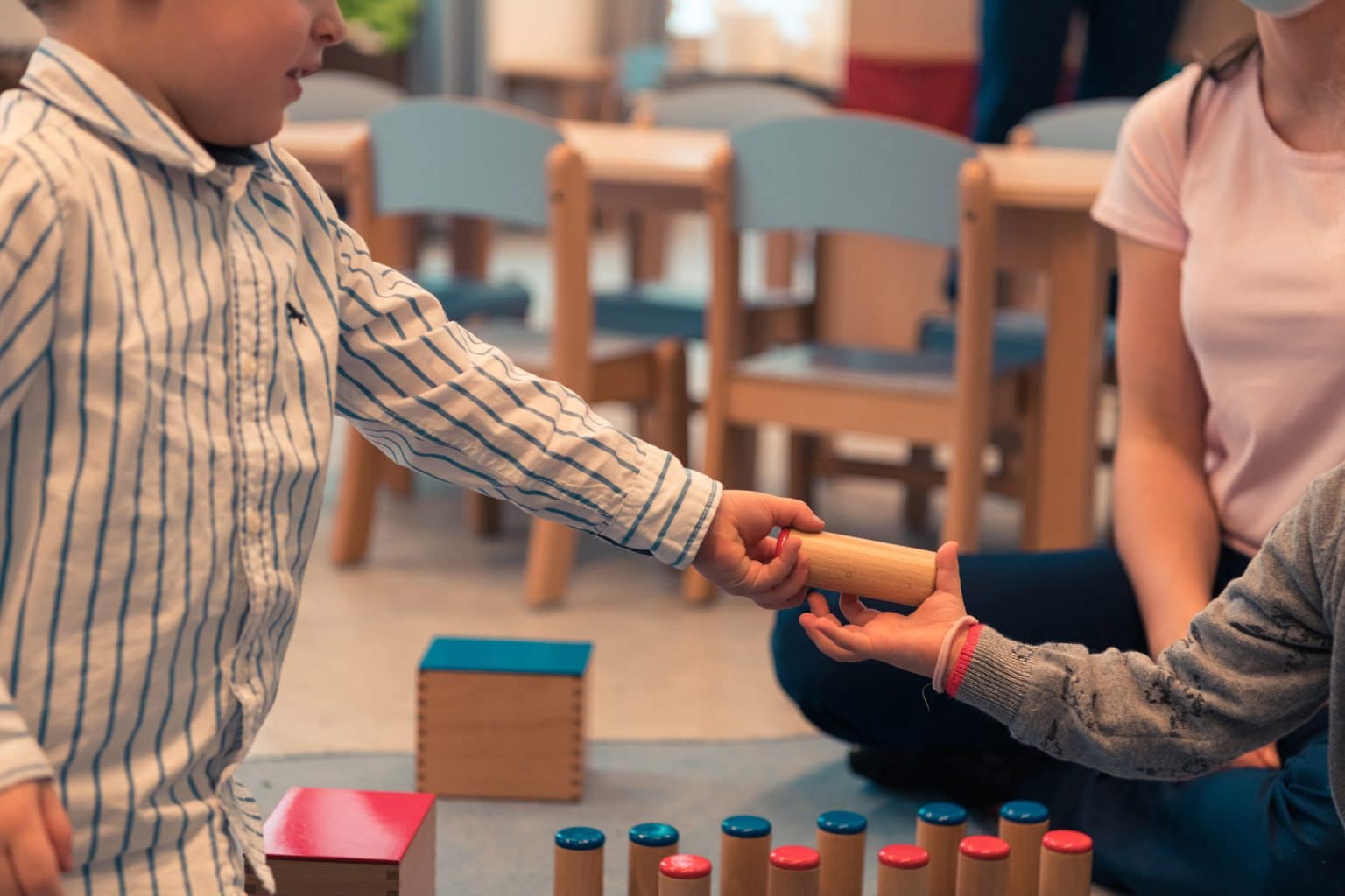 enfants qui jouent à des jeux en bois montessori