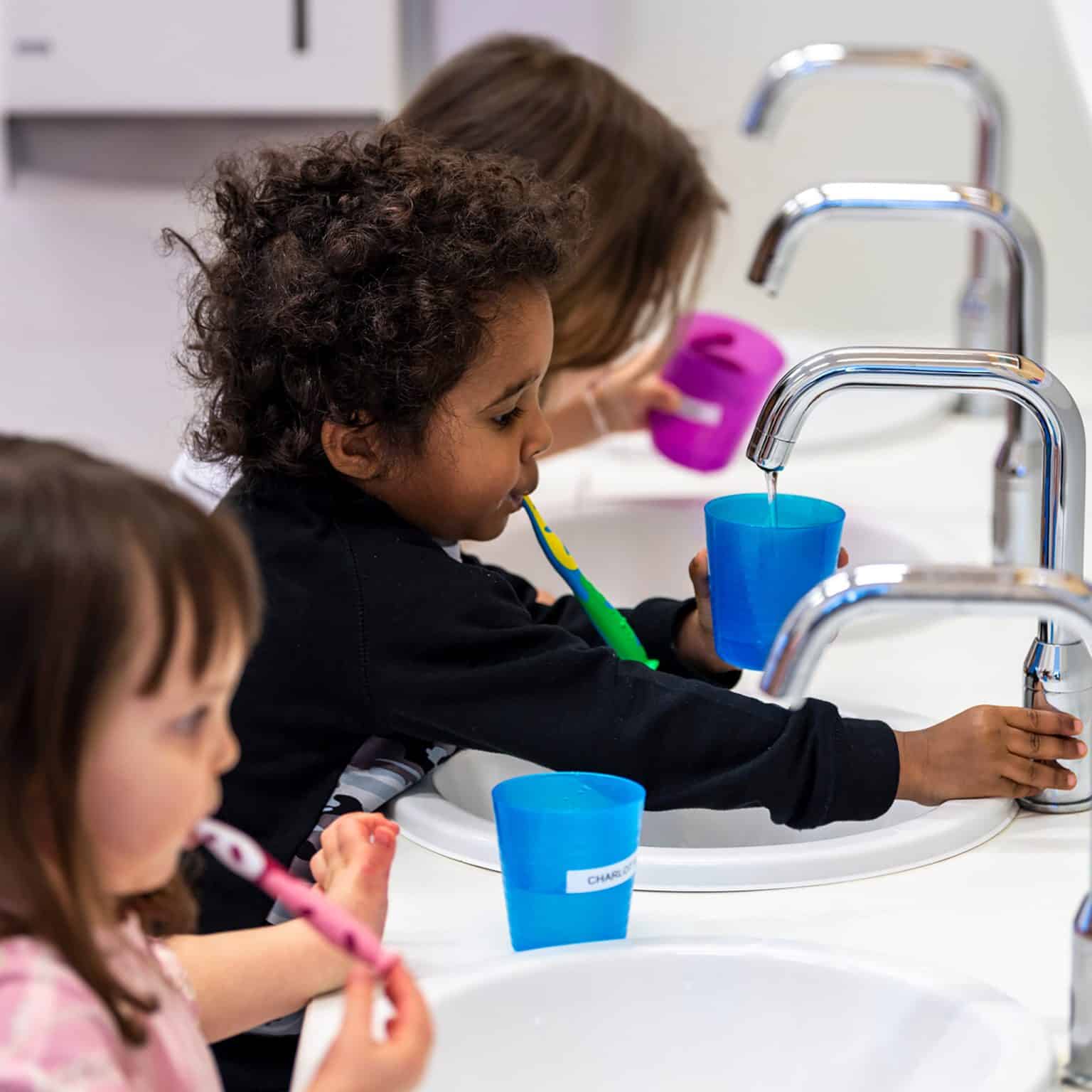 les enfants de notre crèche L'Enfant Roi se lavent les dents