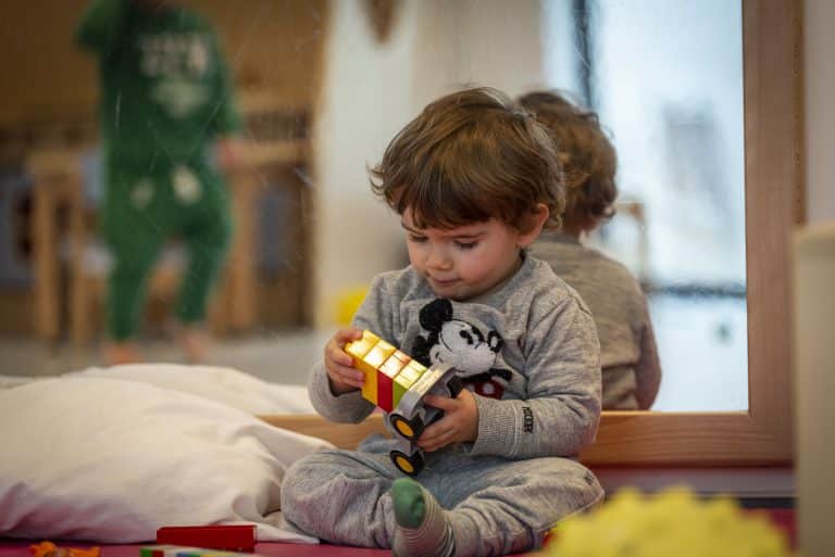 Fine motor skills in children: 6 activities to develop dexterity and independence