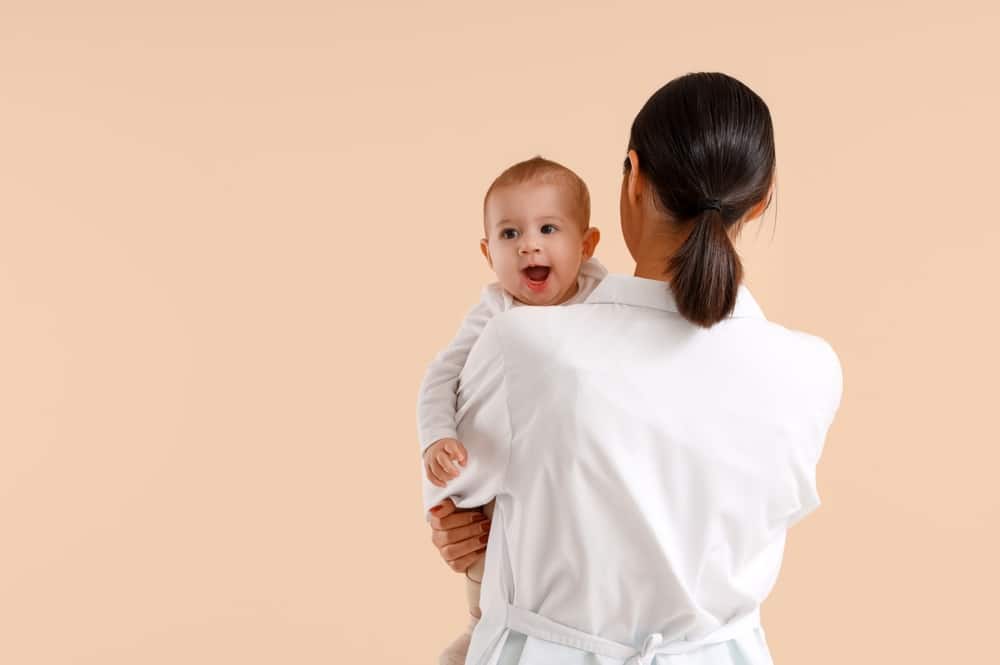 une spécialiste infantile dans la crèche L'Enfant Roi Luxembourg