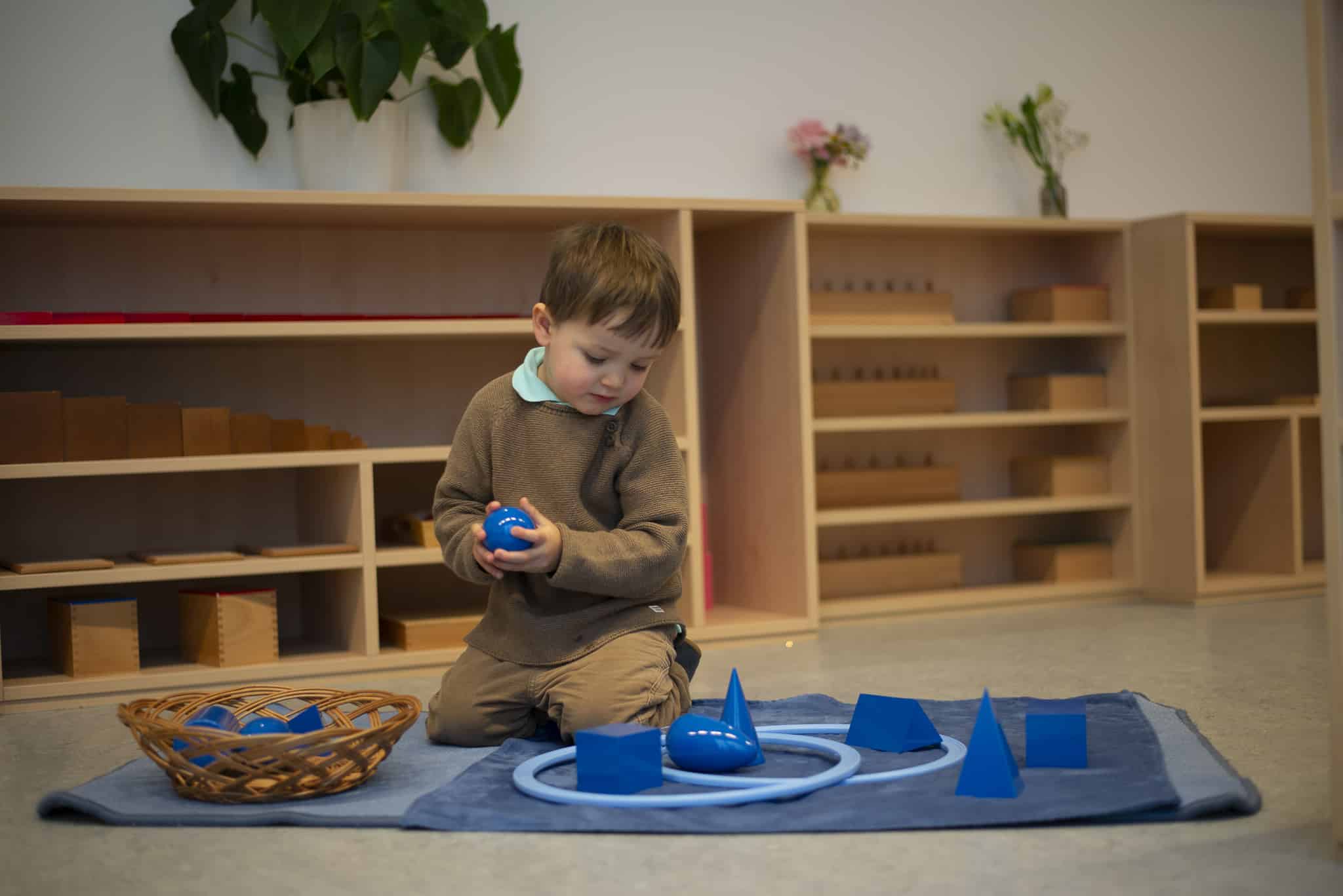 enfant qui joue à un jeu de mathématiques montessori